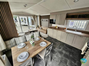 Serenity - Sunnymede, Fantasy Island, Hot Tub, Ramped Access, Parking